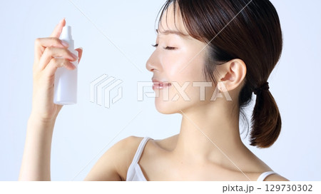 化粧品を使う女性 ビューティーイメージ 化粧品を使う女性 ビューティーイメージ 129730302