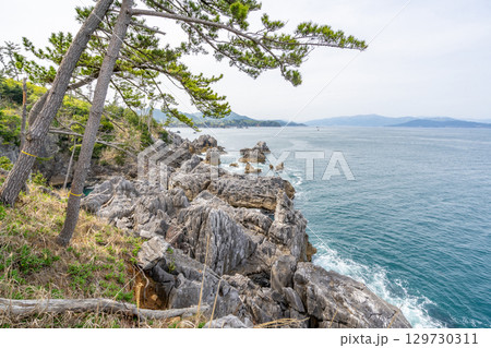 唐桑半島　巨釜半造　大理石の奇岩が連続する豪快な海岸美と眼下に広がる男性的な景観は圧巻　唐桑半島を代 129730311