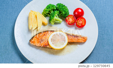 鮭のムニエルと野菜添えたワンプレート 129730645