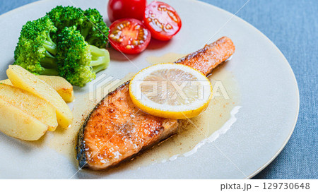 鮭のムニエルと野菜添えたワンプレート 鮭のムニエルと野菜添えたワンプレート 129730648
