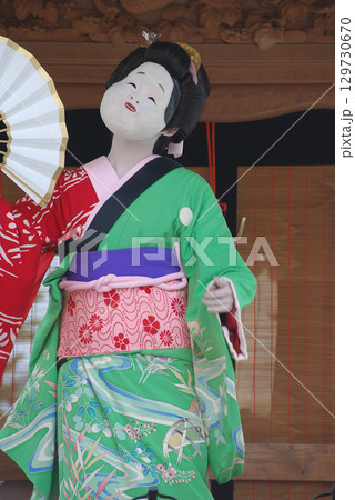 A woman dancing Japanese dance / 振袖の着物を着て日本舞踊を舞う女性 129730670