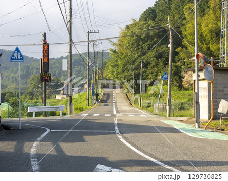 温度計が設置された田舎の道路 129730825