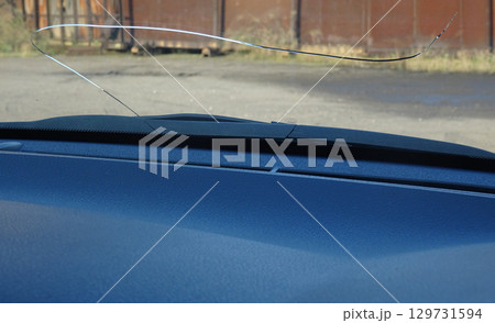 飛び石による車のフロントガラスのひび割れ 129731594