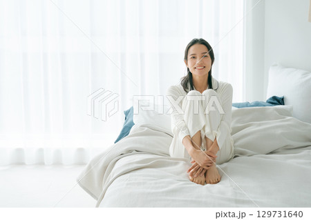 起床するパジャマ姿の女性 起床するパジャマ姿の女性 129731640