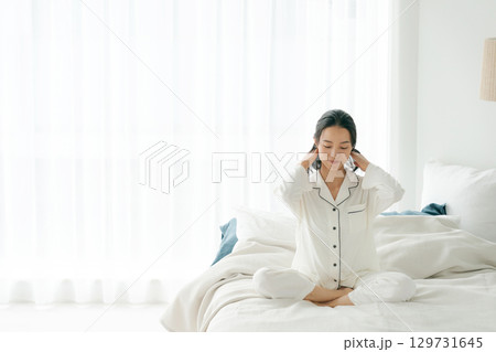 起床するパジャマ姿の女性 起床するパジャマ姿の女性 129731645