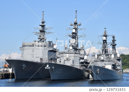 掃海母艦うらがと護衛艦たかなみと護衛艦ゆうぎり 129731831