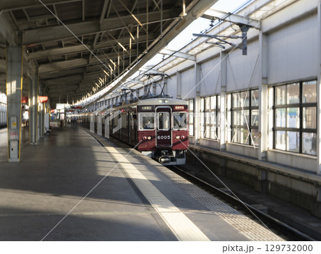 阪急池田駅に停車する大阪梅田行き通勤特急電車 阪急池田駅に停車する大阪梅田行き通勤特急電車 129732000