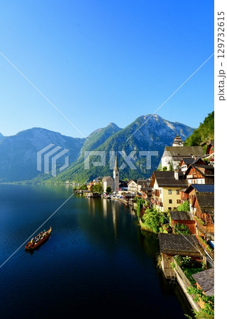 世界遺産オーストリア・ハルシュタットの美しい湖畔の街並みとアルプスの風景 129732615