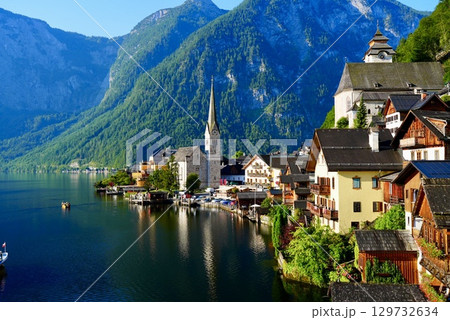 世界遺産オーストリア・ハルシュタットの美しい湖畔の街並みとアルプスの風景 129732634
