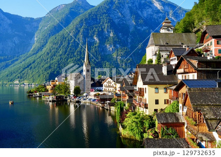 世界遺産オーストリア・ハルシュタットの美しい湖畔の街並みとアルプスの風景 129732635
