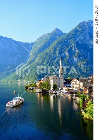 世界遺産オーストリア・ハルシュタットの美しい湖畔の街並みとアルプスの風景 世界遺産オーストリア・ハルシュタットの美しい湖畔の街並みとアルプスの風景 129732637