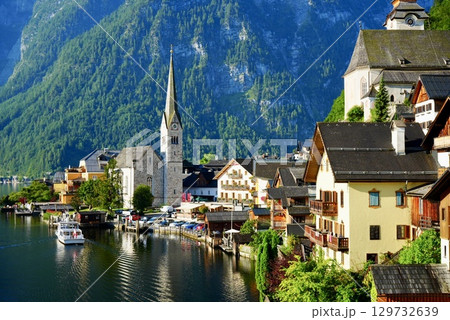 世界遺産オーストリア・ハルシュタットの美しい湖畔の街並みとアルプスの風景 129732639