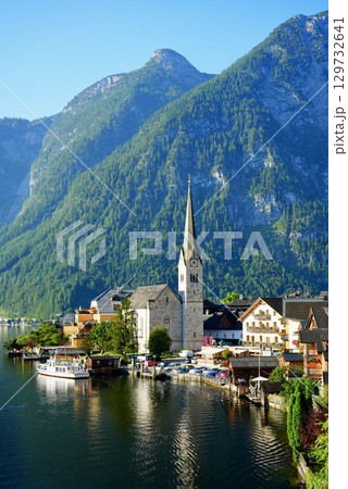 世界遺産オーストリア・ハルシュタットの美しい湖畔の街並みとアルプスの風景 世界遺産オーストリア・ハルシュタットの美しい湖畔の街並みとアルプスの風景 129732641
