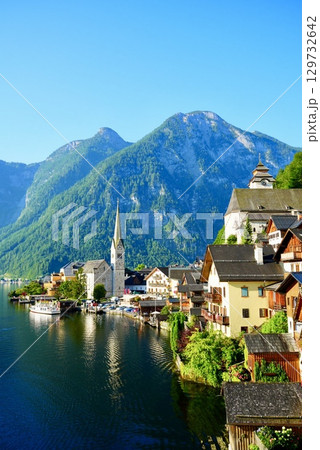 世界遺産オーストリア・ハルシュタットの美しい湖畔の街並みとアルプスの風景 世界遺産オーストリア・ハルシュタットの美しい湖畔の街並みとアルプスの風景 129732642