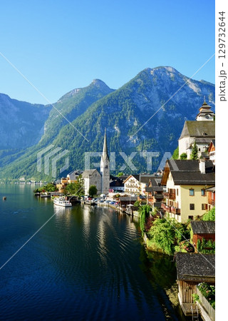 世界遺産オーストリア・ハルシュタットの美しい湖畔の街並みとアルプスの風景 129732644