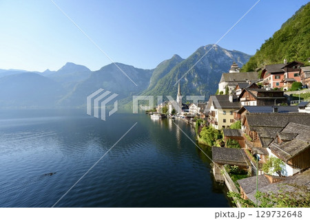 世界遺産オーストリア・ハルシュタットの美しい湖畔の街並みとアルプスの風景 129732648