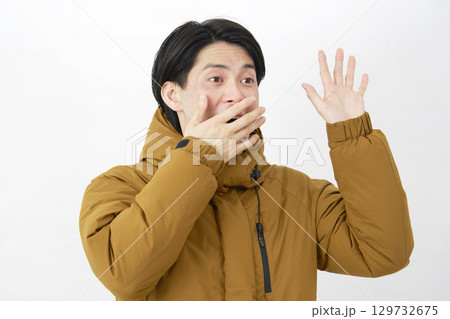 ダウンジャケットを着た男性　驚く　白背景 129732675