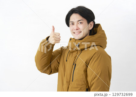 ダウンジャケットを着た男性　グッドサイン　白背景 129732699