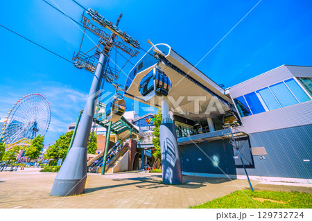 日本の横浜都市景観 YOKOHAMA AIR CABIN運河パーク駅などを望む 129732724