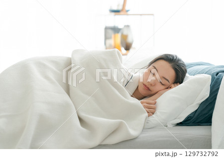 ベッドで眠る若い女性 ベッドで眠る若い女性 129732792