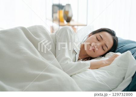 ベッドで眠る若い女性 129732800