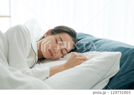 ベッドで眠る若い女性 129732803