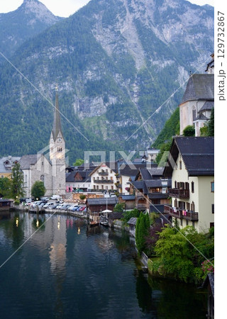 世界遺産オーストリア・ハルシュタットの美しい湖畔の街並みとアルプスの風景 129732867