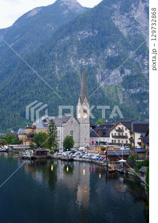 世界遺産オーストリア・ハルシュタットの美しい湖畔の街並みとアルプスの風景 129732868