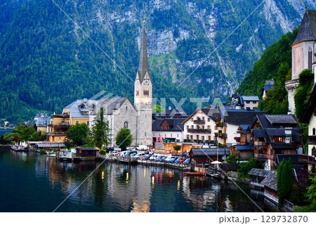 世界遺産オーストリア・ハルシュタットの美しい湖畔の街並みとアルプスの風景 世界遺産オーストリア・ハルシュタットの美しい湖畔の街並みとアルプスの風景 129732870