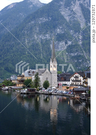 世界遺産オーストリア・ハルシュタットの美しい湖畔の街並みとアルプスの風景 世界遺産オーストリア・ハルシュタットの美しい湖畔の街並みとアルプスの風景 129732871