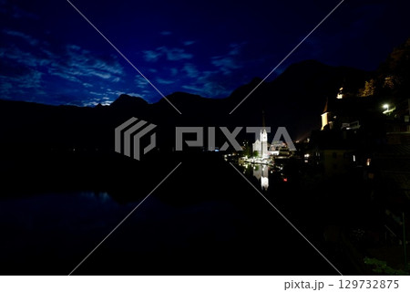 世界遺産オーストリア・ハルシュタット湖畔の幻想的な夜景 世界遺産オーストリア・ハルシュタット湖畔の幻想的な夜景 129732875