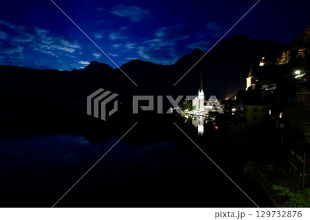 世界遺産オーストリア・ハルシュタット湖畔の幻想的な夜景 129732876