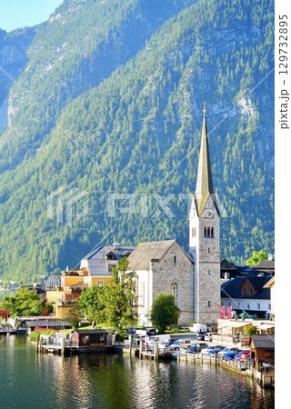 世界遺産オーストリア・ハルシュタットの美しい湖畔の街並みとアルプスの風景 世界遺産オーストリア・ハルシュタットの美しい湖畔の街並みとアルプスの風景 129732895