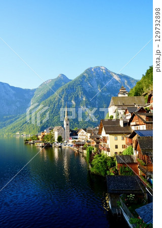世界遺産オーストリア・ハルシュタットの美しい湖畔の街並みとアルプスの風景 129732898