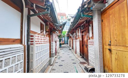 韓国韓屋の並ぶ路地 129733278