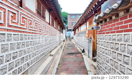 韓国韓屋の並ぶ路地 韓国韓屋の並ぶ路地 129733290