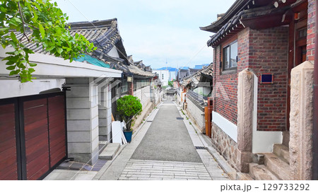韓国韓屋の並ぶ路地 129733292