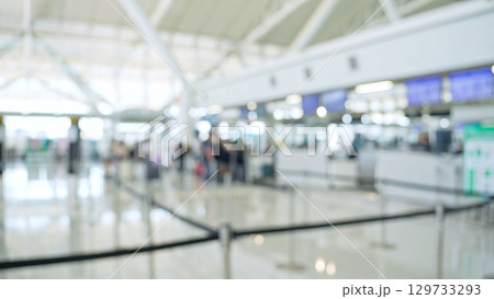 空港カウンターのような建物屋内のイメージ映像用ぼかし画像 129733293