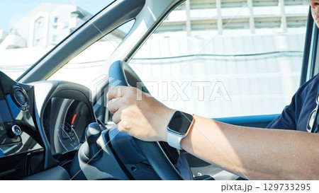 車を運転する男性の車内イメージ 129733295