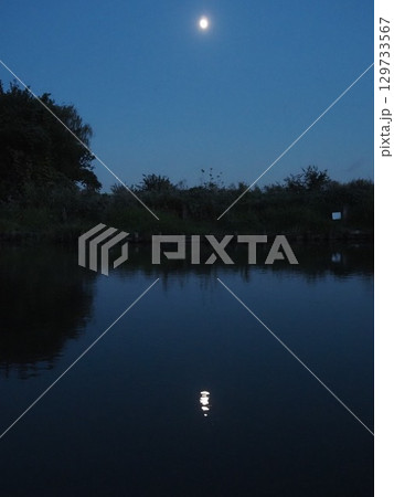 池の水面に映る十三夜の月 129733567
