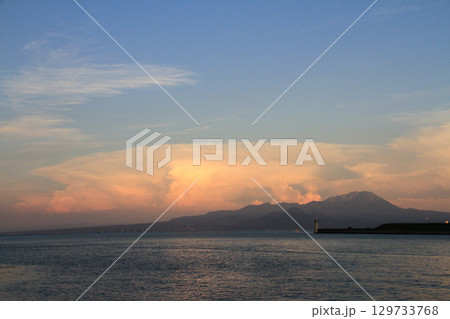 夏の夕方、鳥取県の山沿いに発生したかなとこ雲 夏の夕方、鳥取県の山沿いに発生したかなとこ雲 129733768