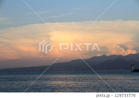 夏の夕方、鳥取県の山沿いに発生したかなとこ雲 夏の夕方、鳥取県の山沿いに発生したかなとこ雲 129733770