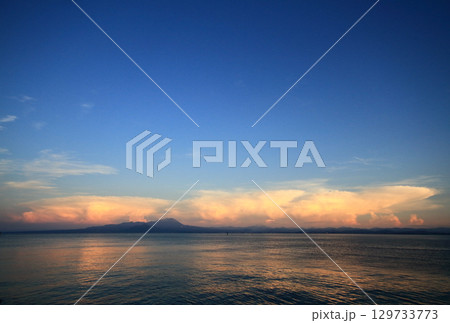 夏の夕方、鳥取県の山沿いに発生したかなとこ雲 129733773