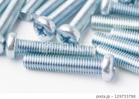 ナベねじ（十字穴）のクローズアップ 129733798