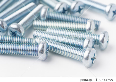 ナベねじ（十字穴）のクローズアップ 129733799