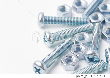 白背景にナベねじ（十字穴）とナット 129734016