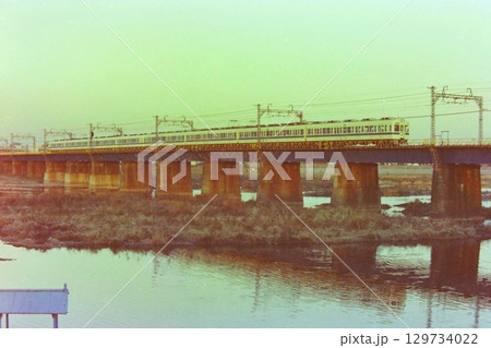 小田急、多摩川旧橋梁を走る初代5000形+2400形の8両、1979年1月6日 129734022