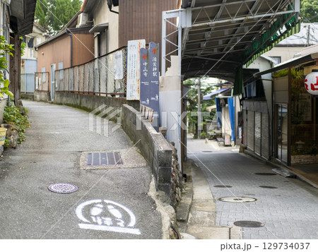 とまれのペイントがされた路地の風景 129734037