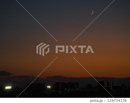 夕暮れの空に浮かぶ月齢2.6の月 夕暮れの空に浮かぶ月齢2.6の月 129734176