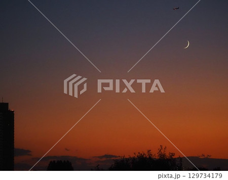夕暮れの空に浮かぶ月齢2.6の月 129734179